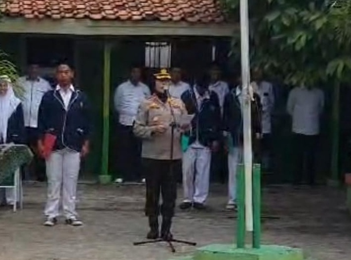 Foto: Kasatbinmas Polres Metro Tangerang Kota Kompol Triyani Saat Memberikan Pembinaan dan Penyuluhan Kepada Para Pelajar di Ponpes Al - Hasaniyah, Teluknaga.