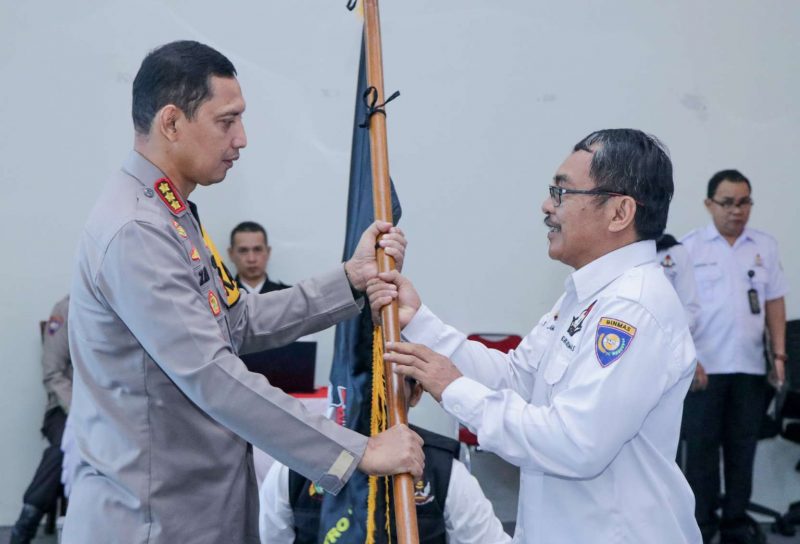 Foto: Kapolres Metro Tangerang Kota Kombes Pol Zain Dwi Nugroho Saat Menyerahkan Bendera Petaka Pokdarkamtibmas Kepada Ketua Pokdarkamtibmas Resor Tangerang Ade Djamaluddin.