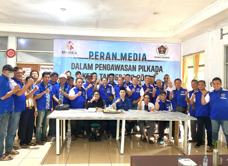 Foto: Bawaslu Berfoto Bersama Dengan Anggota PWI Kota Tangerang Usai Acara Diakusi.