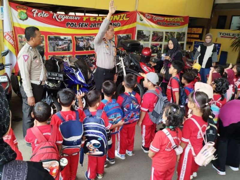 Foto: Polsek Jatiuwung Nampak Akrab Bersama Anak-anak Sekolah.