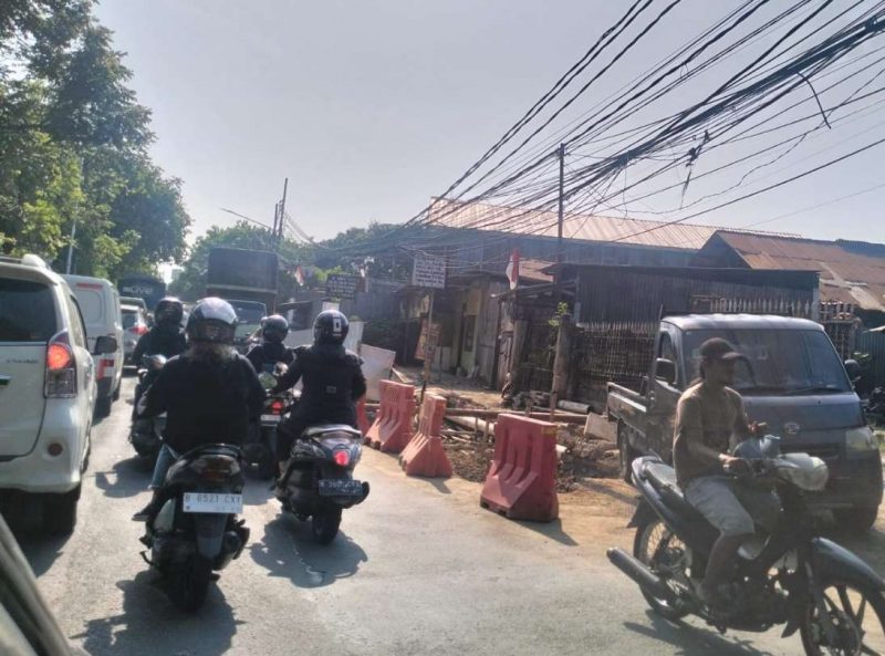 Foto: Kondisi Jalan Macet di Area Proyek Galian Pipa PDAM TB, Jalan Ks Tubun, Karawaci, Kota Tangerang.