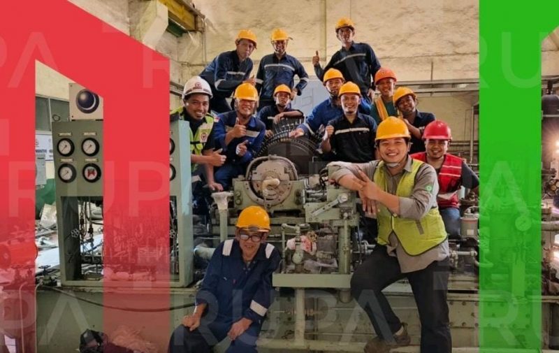 Foto: Karyawan PT Surya Sakti Sukses Berfoto Bersama Usai Menyelesaikan Pekerjaan di Pabrik.