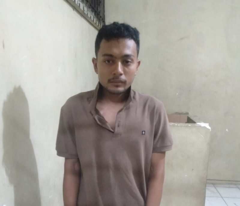 Foto: A. Pelaku Penjual dan Pengedar Obat-obatan Terlarang Saat Diamankan Polsek Benten.