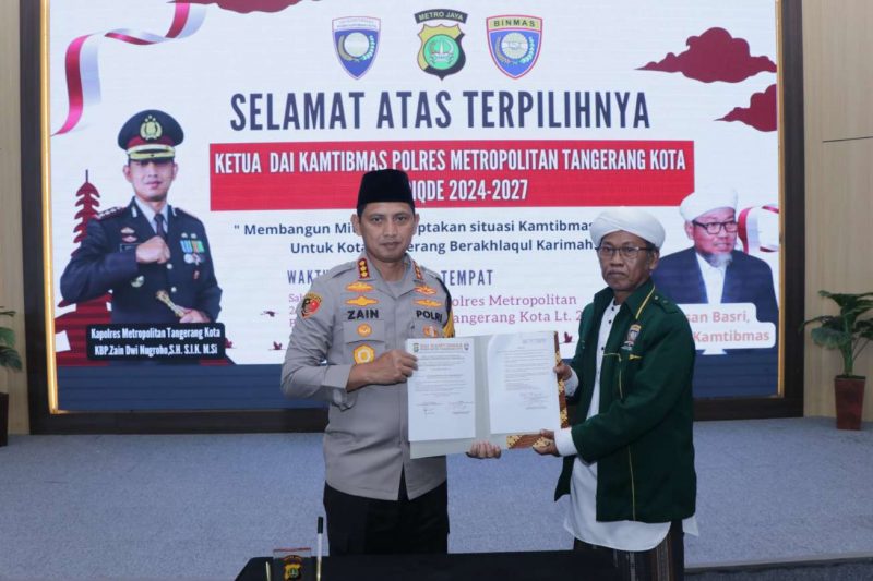 Foto: Kapolres Metro Tangerang Kota Kombes Pol Zain Dwi Nugroho Saat Menyerahkan SK Pelantikan Kepada Ketua Da'i Kamtibmas Yang Baru, KH Hasan Basri Periode Tahun 2024-2027.