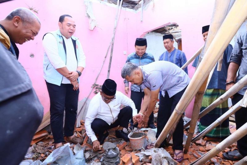 Foto: Andra Soni, Cagub Provinsi Banten Saat Melakukan Peletaka Batu Pertama Rumah Warga Pinang, Kota Tangerang Yang Dibedah.