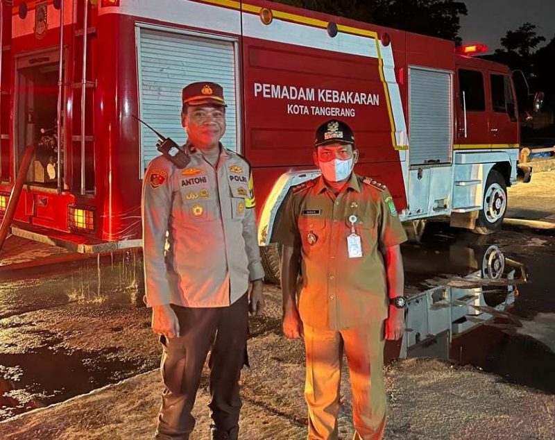 Foto: Pj Walikota DR. Nurdin Bersama Kapolsek Karawaci, Kompol Antonius Saat Berada di Lokasi Kebakaran.