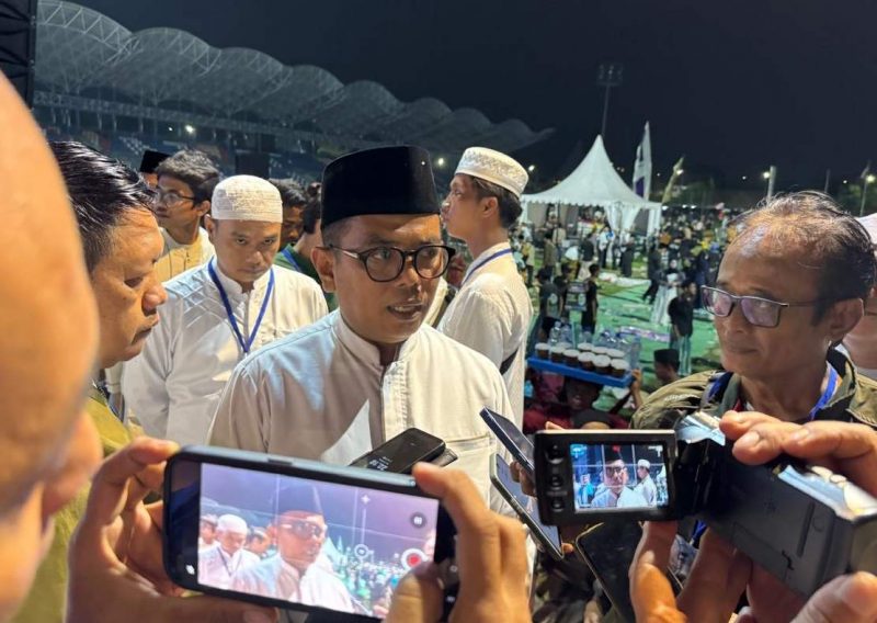 Foto: Calon Gubernur Banten, Andra Soni Temui Awak Media Usai Hadir Diacara Banten Beraholawat di Stadion Benteng Reborn.