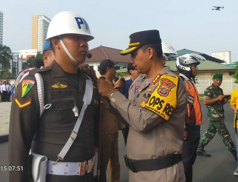 Foto: Kapolres Metro Tangerang Kota Kombes Pol Zain Dwi Nugroho Saat Menyematkan Pita Tanda Operasi Zebra Jaya 2024 ke Anggota Denpom 1/Jayakarta.