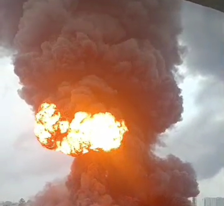 Foto: Pabrik Kimia Milik PT Rusco Online Industri Saat Terbakar Hebat di Karawaci, Kota Tangerang.