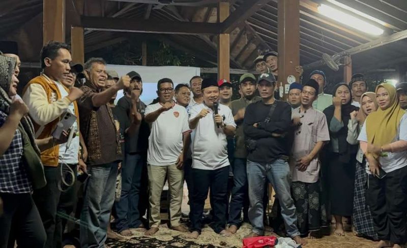 Foto: Usai Nobar Timnas Vs Bahrain, Relawan GBAM Pendukung Andra Soni-Dimyati Berfoto Bersama,