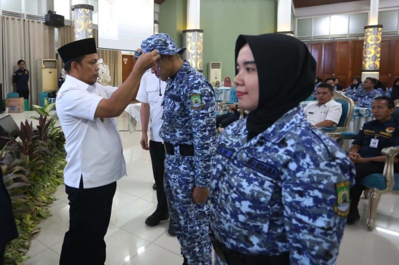 foto: pj. Walikota Tangerang, Dr. Nurdin Saat Menyematkan Topi Seragam ke Peserta Bela Negara.