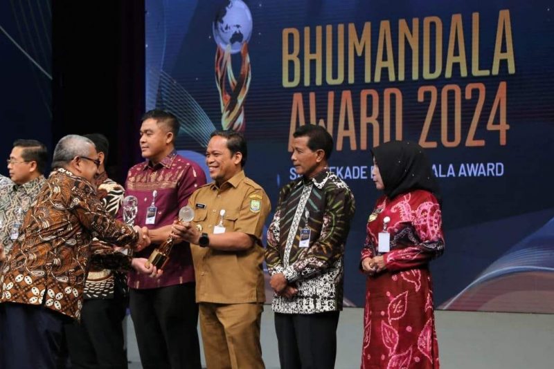 Foto: Pj Walikota Tangerang Dr. Nurdi Saat Menerima Penghargaan Dua Award Dari BIG.