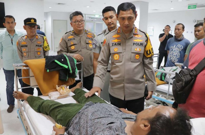 Foto: Kapolres Metro Tangerang Kota Kombes Pol Zain Dwi Nugroho Beserta Jajaran Saat Menjenguk Salah Satu Korban Sopir Truk Ugal-ugalan di Tangerang.