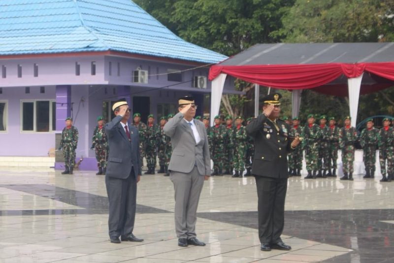 Foto: Dandim 0506/Trs Letkol Arh Syarief S.B, Bersama Pj. Bupati Andi Ony Saat Melaksanakan Upacara Peringatan Hari Pahlawan 10 November 2024 di Lengkong.