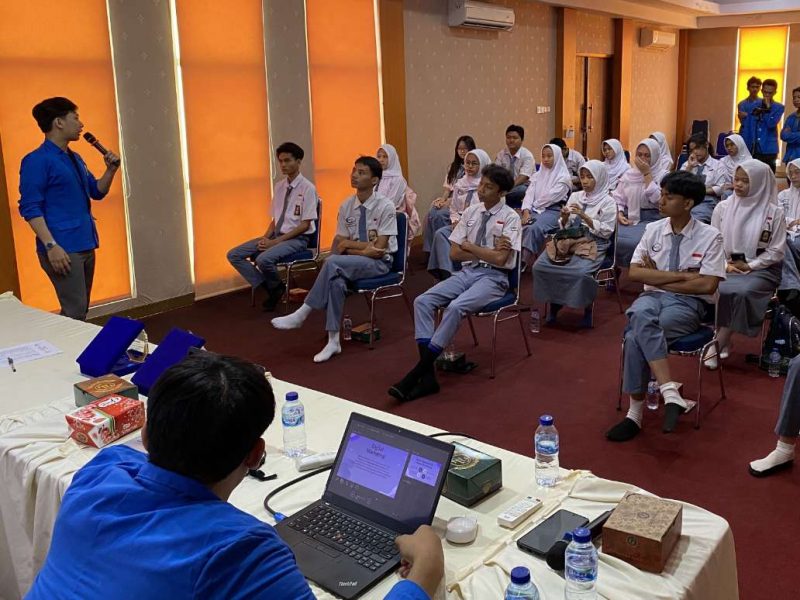 Foto: Salah Satu Mahasiswa Unpam Akmaldin Diandi Saat Memberikan Pemaparan PKM ke Siswa SMK IPTEK Serpong Tangerang Selatan.