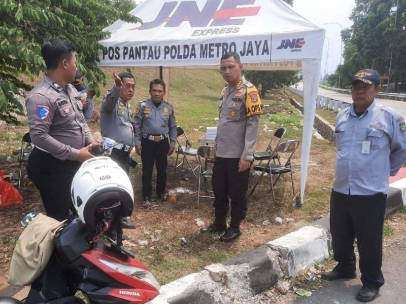 Foto: Kapolres Metro Tangerang Kota, Kombes Pol Zain Dwi Nugroho Saat Tinjau Salah Satu Pos Pantau.