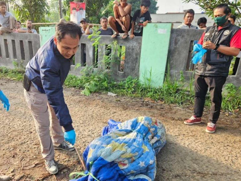 Foto: Petugas Polresta Tangerang Saat Mengevakuasi Penemuan Mayat di Cikupa.