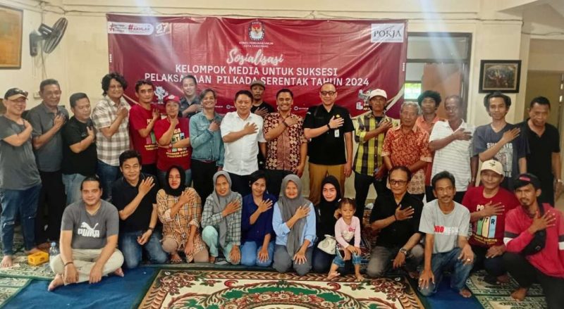 Foto: Usai Acara Sosialisasi Pilkada, KPU Kota Tangerang Berfoto Bersama Dengan Para Wartawan Yang Tergabung di Pokja WHTR.