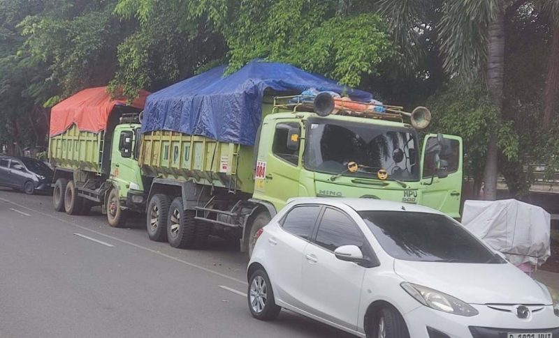 Foto; Dum Truk Pengangkut Tanah.
