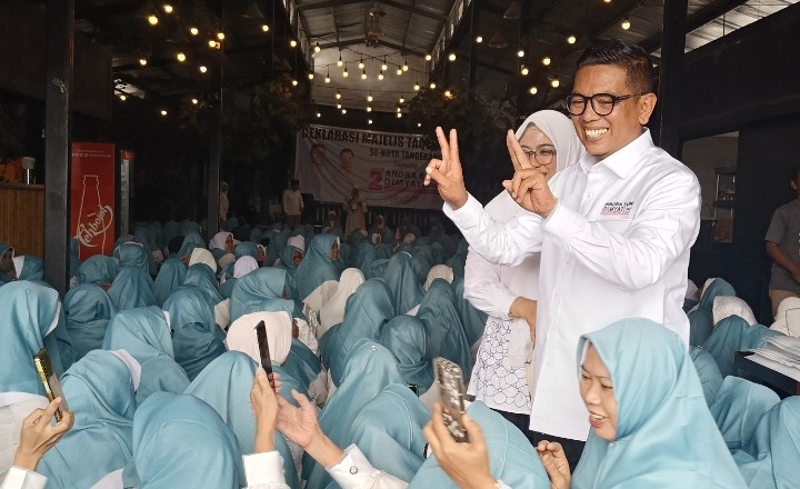 Foto: Andra Soni Saat Berada di Tengah-tengah  Ratusan Ustadzah Pimpinan Maj'lis Ta'lim se-Kota Tangerang.