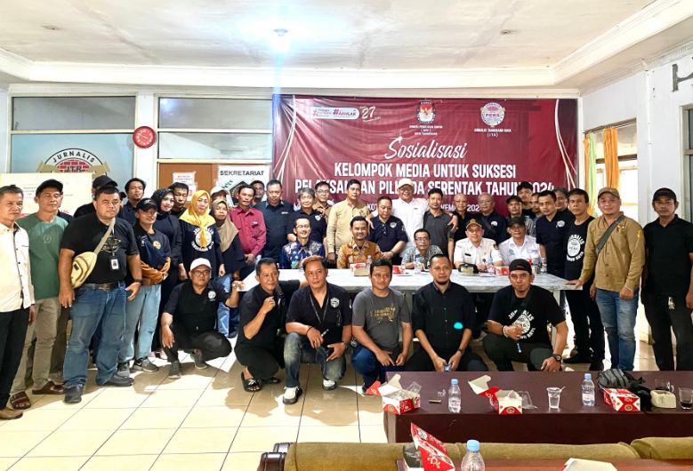 Foto: Usai Acara Sosialisasi KPU Berfoto Bersama Wartawan JTR.