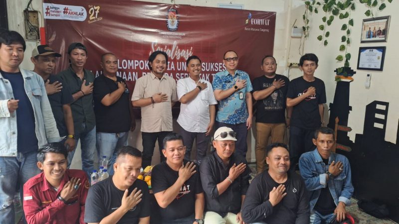 Foto: KPU Kota Tangerang Berfoto Bersama Forwat Usai Acara Sosialisasi.