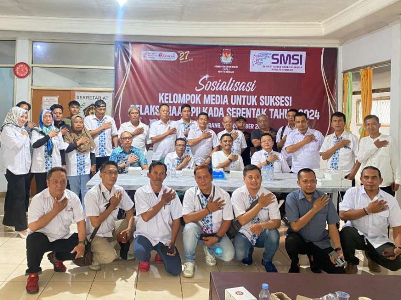 Foto: KPU Kota Tangerang Berfoto Bersama Owner Media Online Usai Acara Sosialisasi.