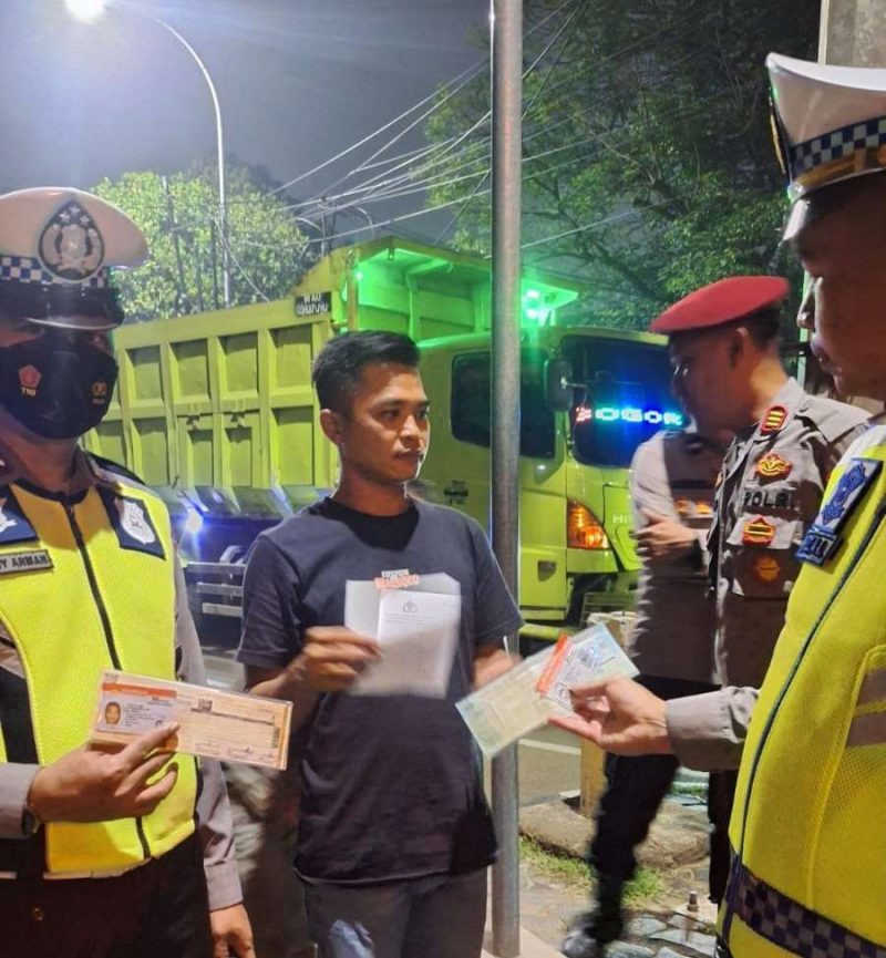 Foto: Personil Anggota Polres Metro Tangerang Kota Saat Melaksanak Penegakan Perwal dan Perbub Terkait Operasional Truk Tanah.