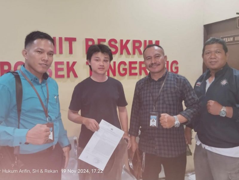 Foto: Vergio (20) Masiswa UMT Korban Penganiayaan Berfoto Bersama Tim LKBH PSHT Banten Usai Membuat Laporan Resmi ke Polisi.