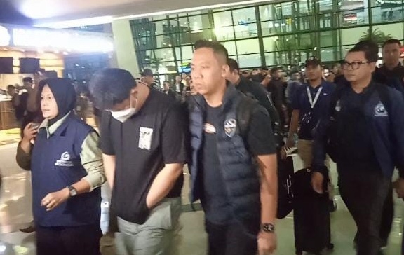 Foto: Satu Pelaku DPO Kasus Judol Saat Digelandang ke Bareskrim Polri Usai  Ditangkap di Philipina.