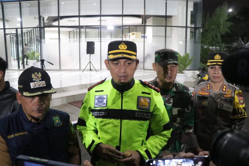 Foto: Kapolres Metro Tangerang Kota, Kombes Pol Zain Dwi Nugroho Memberikan Keterangan Pers Saat Pimpin Patroli Gabungan Skala Besar.