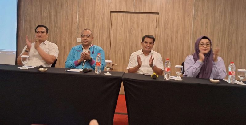 FotoPasangan Maesyal-Intan bersama Ahmed Zaki Iskandar dan Ketua Tim Pemenangan, Astayudin lakukan konferensi pers setelah hasil hitung cepat atau quick count, di Hotel Vega, Gading Serpong, Kecamatan Kelapa Dua, Rabu (27/11).