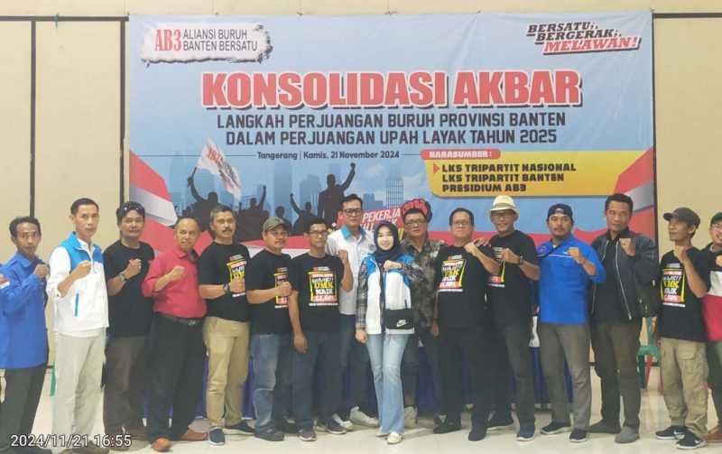 Foto: Para Pimpinan Serikat se-Provinsi Banten Berfoto Bersama Usai Menggelar Acara Konsolidasi Aliansi Buruh Banten Bersatu di Cimone.