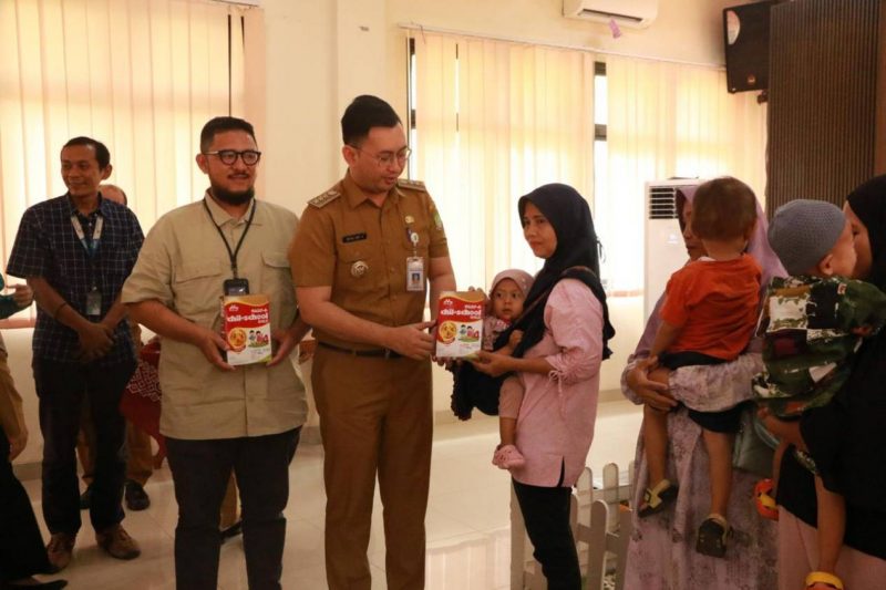 Foto: Kepala Kecamatan Benda Boyke Urif Hermawan Besarta Jajaran Saat Memberikan Bantuan Cegah Stanting kepada Masyarakat Benda.