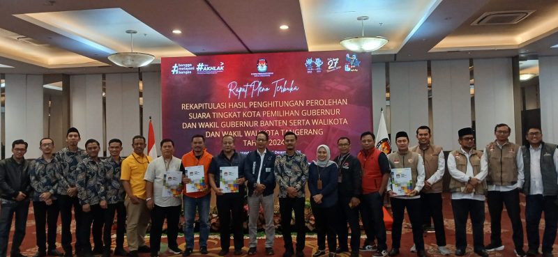Foto: Usai Rekapitulasi, KPU Kota Tangerang Berfoto Bersama.