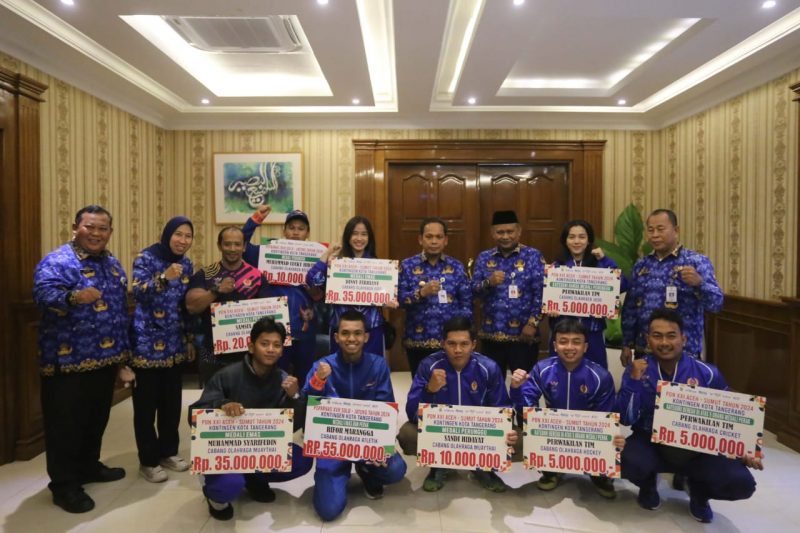 Foto: Usai Penyerahan Bonus kepada Para Atlet, PJ Wali Kota Tangerang DR Nurdin dan Kadispora Kota Tangerang, Kaonan Berfoto Bersama.