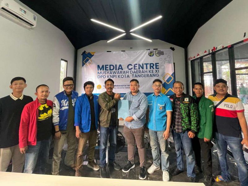 Foto: Usai Ditetapkan Sebagai Bacalon Tunggal Ketua KNPI Kota Tangerang, Dede Maulana Faisal Berfoto Bersama SC.