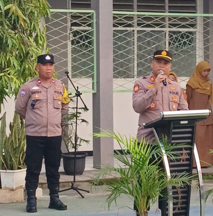 Foto: Kapolsek Pakuhaji AKP Rokhmatullah, SH., Saat Menjadi Inspektur Upacara di Salah Satu Sekolah.