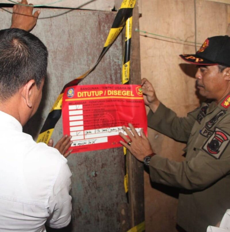 Foto: Satpol PP Kota Tangerang Saat Melakukan Penyegelan Sebuah Bangunan Yang Diduga Menjadi Tempat Prostitusi di Neglasari.