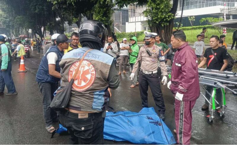 Foto: Anggota Satlantas Polres Metro Tangerang Kota Saat Bantu Korban Laka di Tengah Rintik-rintik Hujan.