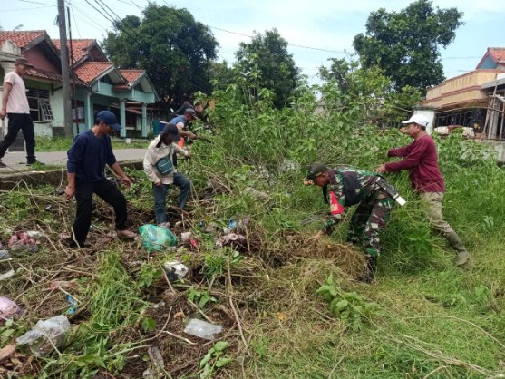 Foto: Bhabinsa Serma Toni YS, Saat Pimpin Karbak di Wilayahnya.