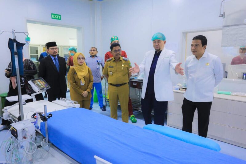 Foto: Wali Kota Tangerang H. Sachrudin Saat Meresmikan Cathlab Kardio Cerebro Vaskular Terpadu di RSUD Kota Tangerang.
