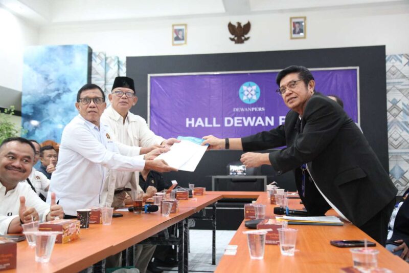 Foto: Hendri Ch. Bangun Saat Mendaftarkan Diri Sebagai Bakal Calon Ketua Umum ke Panitia Kongres PWI 2025.