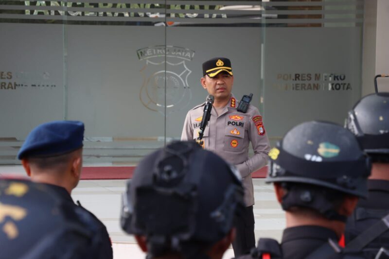Foto: Kapolres Metro Tangerang Kota, Kombes Pol Dr. Raden Mohammad Jauhari Saat Pimpin Apel Skala Besar di Mapolres.