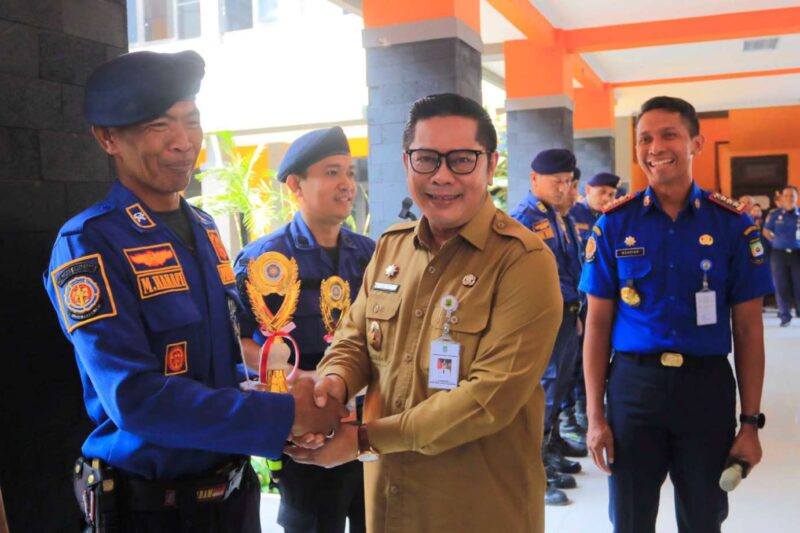 Foto: Wakil Wali Kota Tangerang, H. Maryono Hasan bersalaman dengan salah satu anggota Damkar usai menyerahkan perlengkapan perlindungan dan kesiapsiagaan bencana kepada Kelurahan Tangguh Bencana di tiga kecamatan, yakni Cipondoh, Karang Tengah, dan Ciledug.