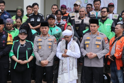 Foto: Kapolres Metro Tangerang Kota Kombes Pol Dr. Raden Muhammad Jauhari, S.H., S.I.K., M.Si., Beserja Jajaran dan Ratusan Ojol Saat Do'a Bersama.