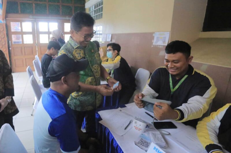Foto: Wali Kota Tangerang, H. Sachrudin Saat Tinjau Awak Media Yang Melakukan CKG di Puspemkot.