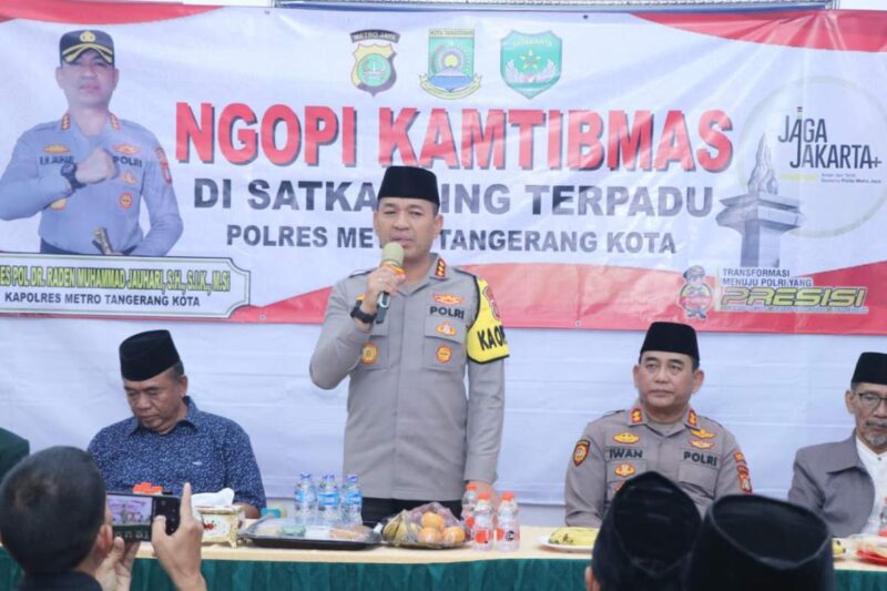 Foto: Kapolres Metro Tangerang Kota, Kombes Pol Raden Mohammad Jauhari Saat Melaksanakan Giat Ngopi Kamtibmas di Cipondoh.
