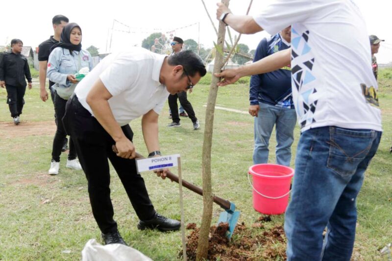Foto: Wakil Wali Kota Tangerang, H. Maryono Hasan Saat Melakukan Penanaman Pohon.
