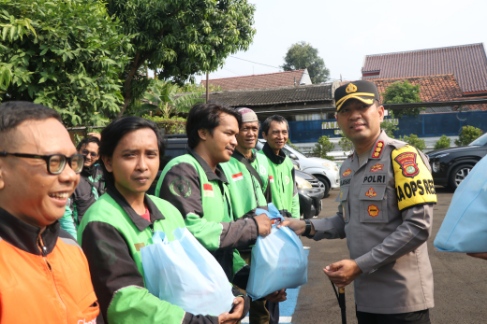 Foto: Kapolres Metro Tangerang Kota, Kombes Pol Raden Muhammad Jauhari Saat Membagikan Sembako Kepada Komunitas Ojol di Karawaci.